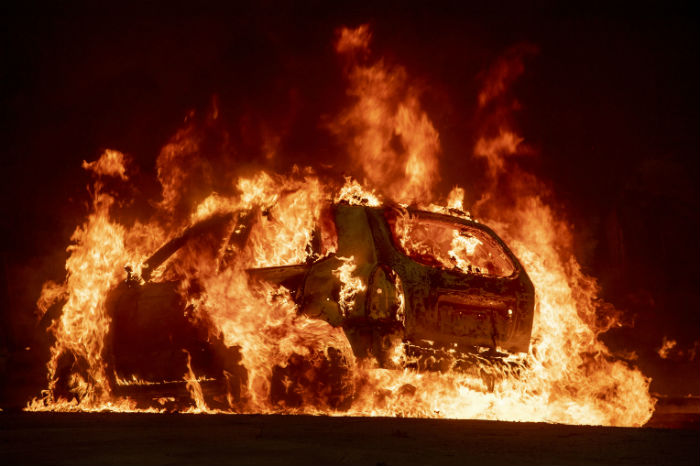 В Астрахани две пожарные машины тушили ночью горящий автомобиль 