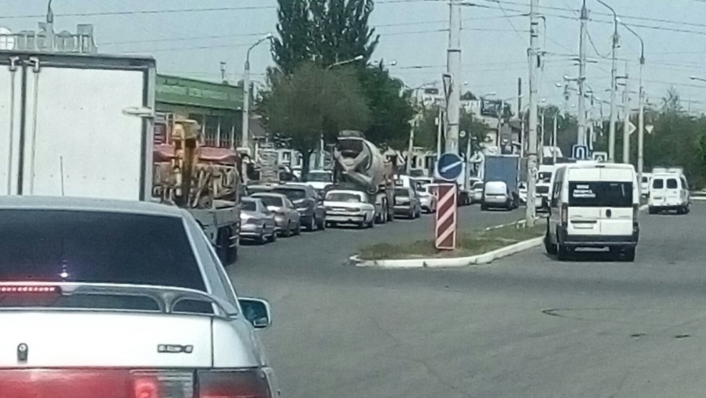 Дежавю: на Боевой в Астрахани огромный затор из-за упавших троллейбусных проводов