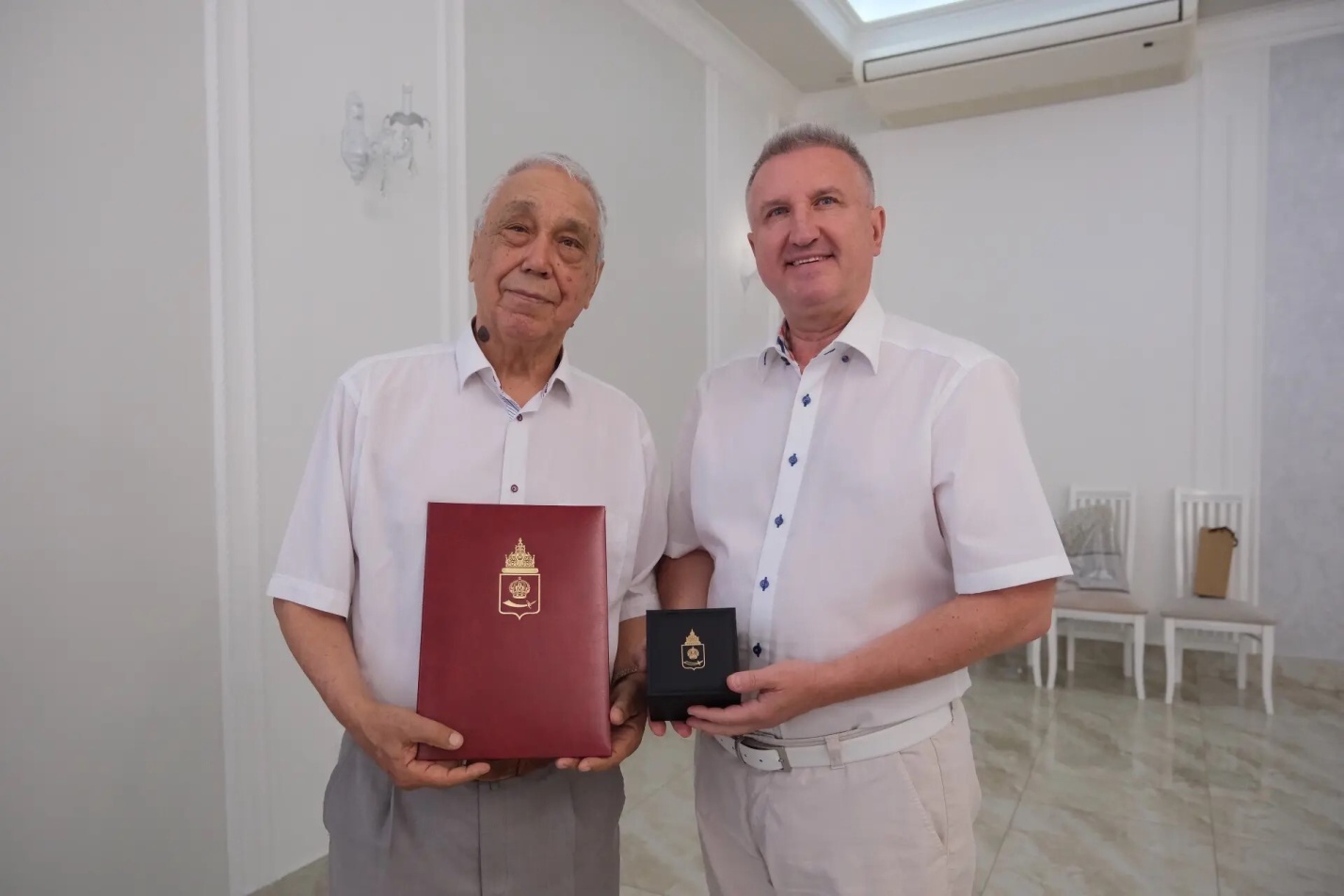 У истоков формирования аппарата регионального парламента: депутаты Думы Астраханской области поздравили Валентина Петракова с 80-летним юбилеем