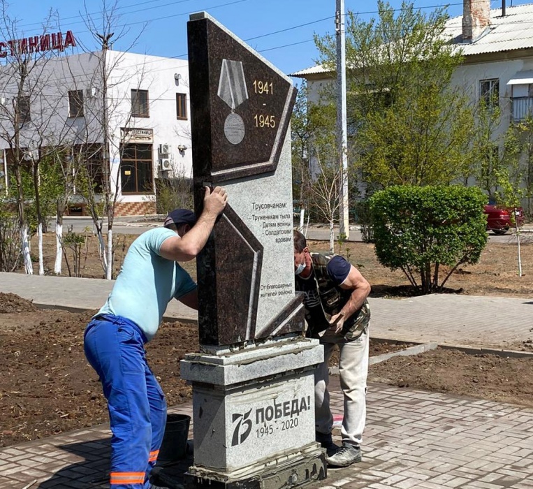 В Астрахани установили памятник труженикам тыла и вдовам