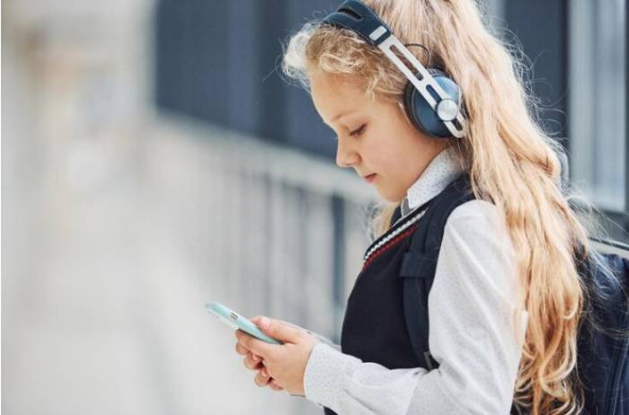 В Астрахани ввели запрет на сотовые телефоны в школе: учителя - за, родители - против