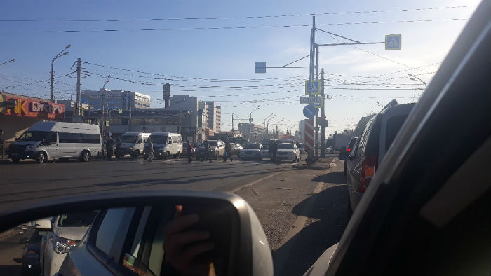 В Астрахани на дороге столкнулись три белых коня