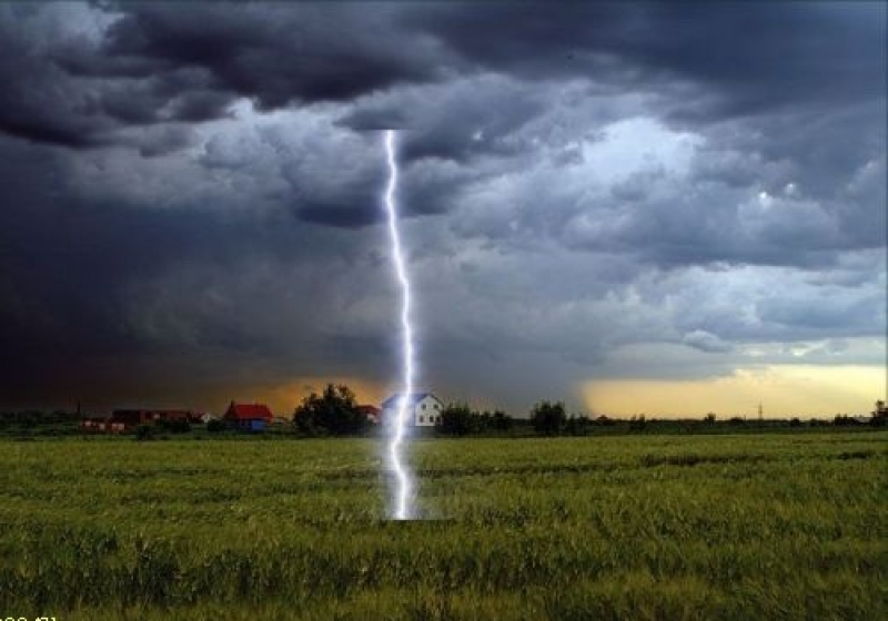 На севере Астраханской области военнослужащего убило молнией