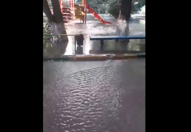 Одна из улиц на Бабаевского в Астрахани ушла под воду: видео