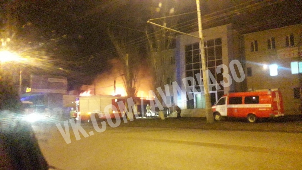 В сети появились фото крупного пожара на Боевой, где сгорели гараж и автомобили