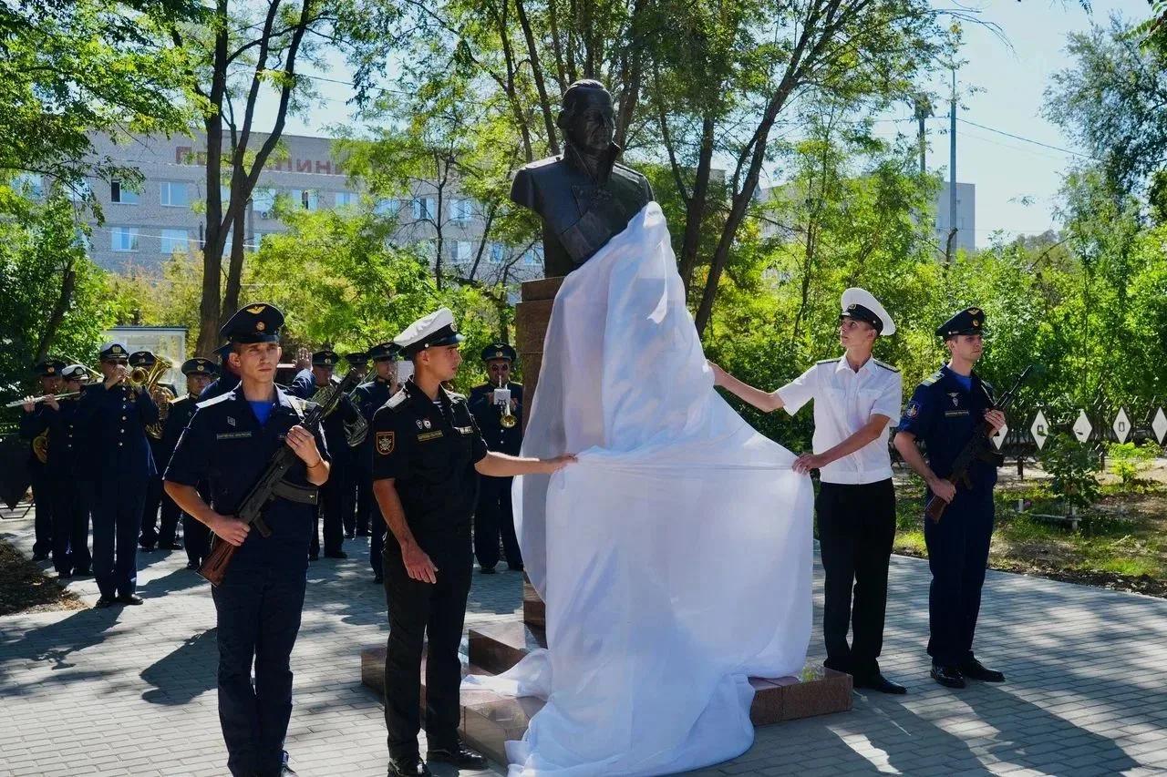 В Астрахани открыли бюст непобедимому адмиралу