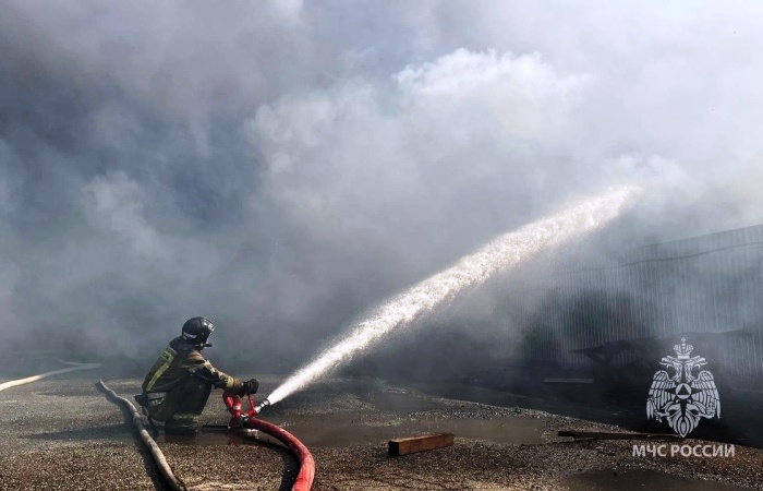 Горевший в Астрахани почти полдня мебельный склад вероятно подожгли