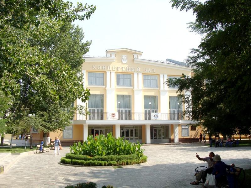 Филармония приглашает послушать музыку на Лебедином озере