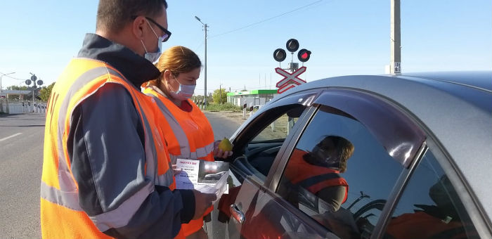 Астраханским водителям напомнили о правилах безопасности на железнодорожных переездах