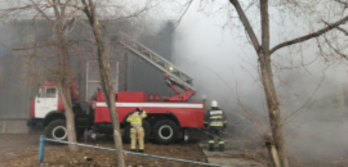 Под Астраханью горит  транспортная компания