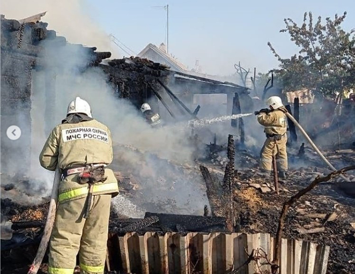 Под Астраханью тушат пожар по повышенному рангу
