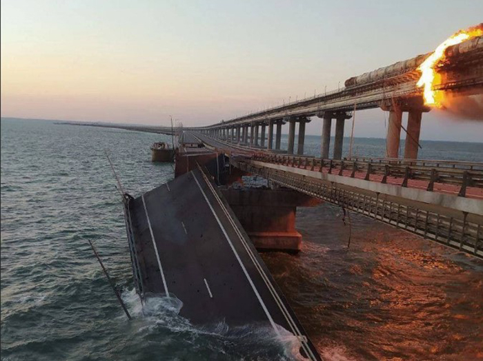 На Крымском мосту прогремел взрыв, движение перекрыто