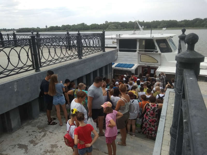 Астраханцы собираются в толпы, начихав на социальную дистанцию