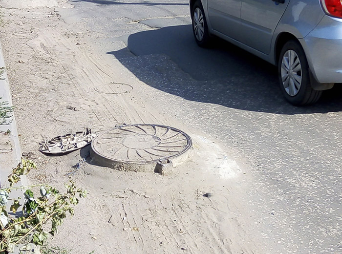 В Астрахани техэксперт незаконно взял деньги с водителя, повредившего автомобиль из-за наезда на люк