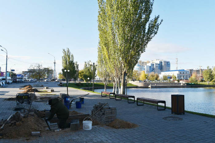 На Лебедином озере снова сажают деревья