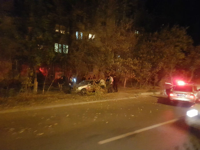 В Астрахани иномарка, «уходя от погони» сотрудников ДПС, врезалась в дерево