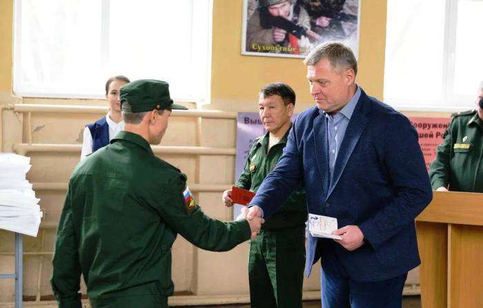 Из Астрахани отправились служить первые 30 срочников весеннего призыва