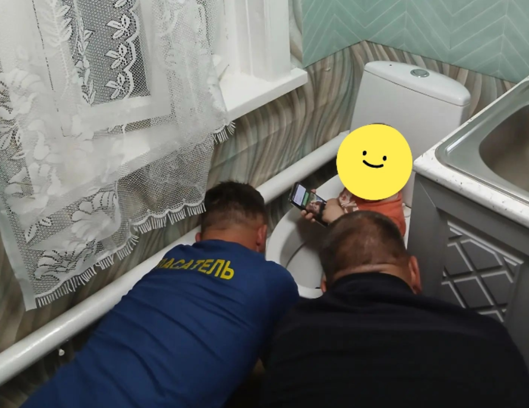 Астраханские спасатели вызволили малыша, застрявшего в унитазе
