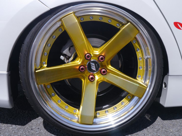 Астраханец обещал знакомой отремонтировать иномарку и сдал ее на запчасти в Дагестане