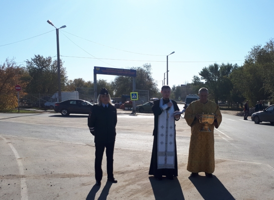 Отец Игорь освятил опасные перекрестки Ахтубинска