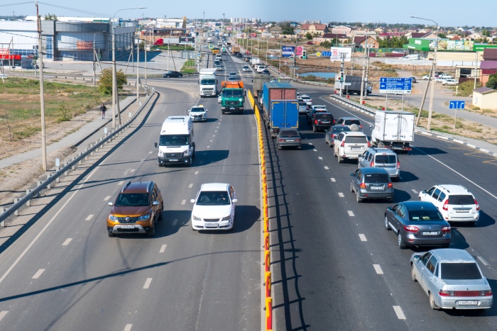 Два очага аварийности ликвидируют на трассе в астраханском селе Солянка