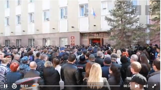 Сотни астраханцев пришли проститься с погибшими полицейскими 