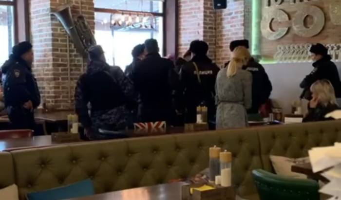 В одном из ресторанов в центре Астрахани задержали мужчину, очень похожего на разыскиваемого опасного преступника: видео