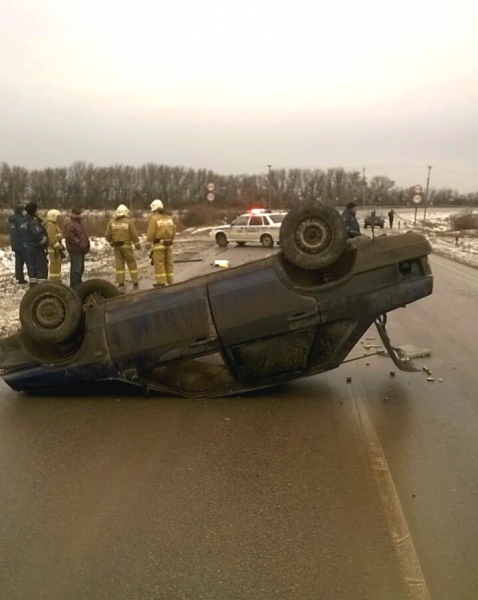 В Астраханской области опрокинулся автомобиль: водитель погиб