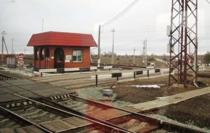 На севере Астраханской области на несколько часов закроют для машин  железнодорожный переезд