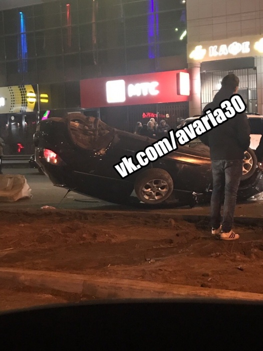 В Астрахани возле школы перевернулся автомобиль