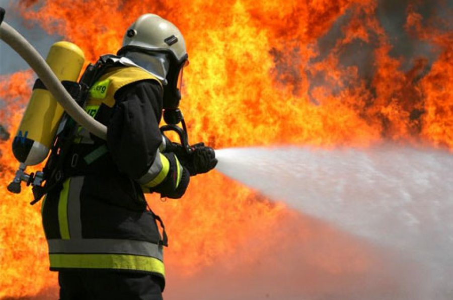В Астрахани снова крупный пожар: два заброшенных и один жилой дом