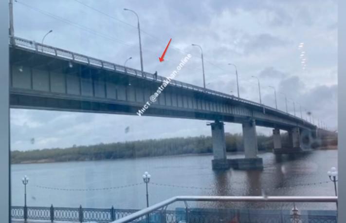 С моста в Астрахани сняли женщину в депрессии