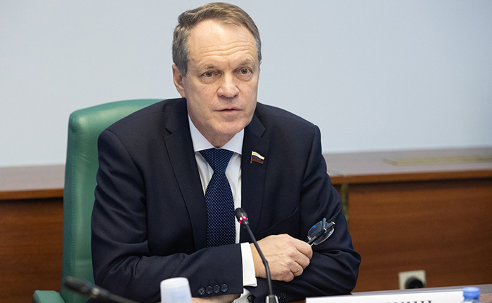 Астраханский сенатор предложил простить граждан, купивших сертификаты, но лишать дипломов врачей-антипрививочников