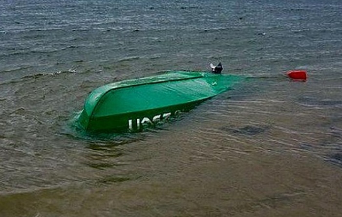 В Астраханской области опрокинулась лодка с четырьмя людьми. До берега доплыли все, но одна женщина скончалась