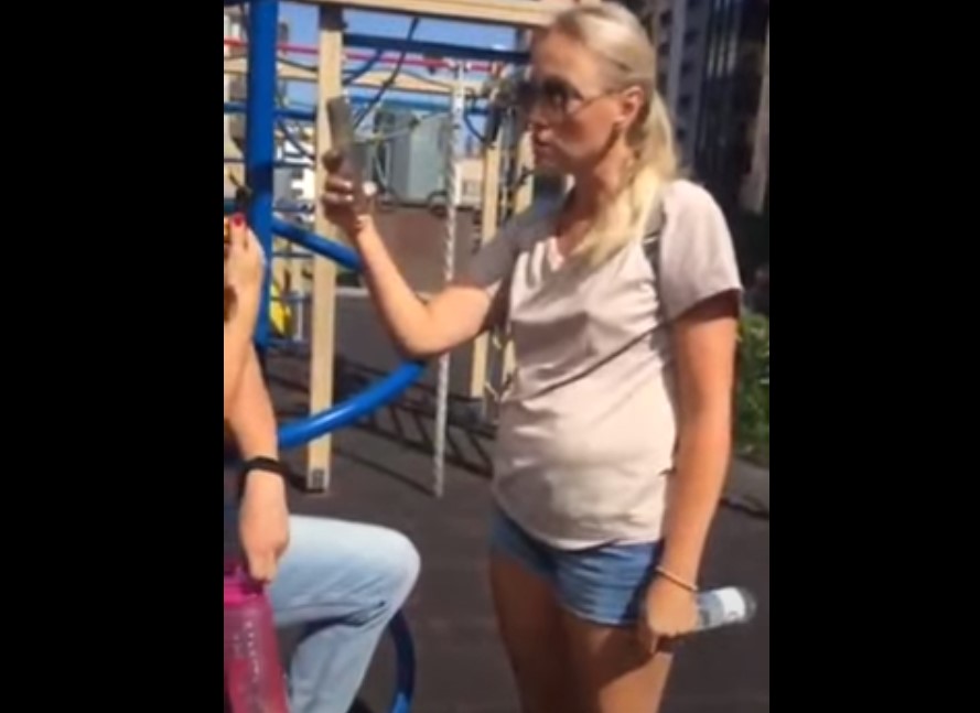 Астраханцы крайне возмущены поведением петербурженки, которая выгнала детей-инвалидов с детской площадки: видео