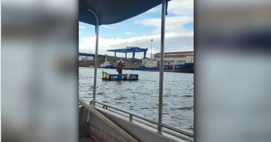 В Астраханской области спасли мужчину на маленьком плоту