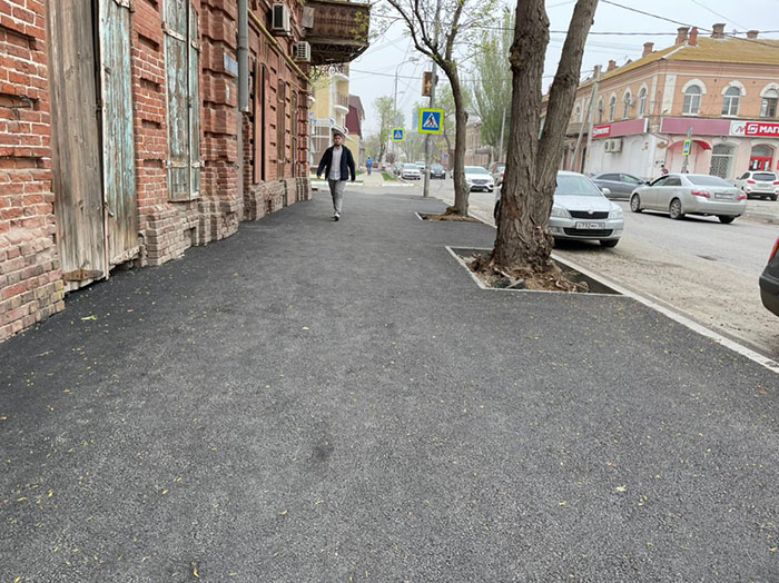 В Астрахани ремонт дорог продолжается и в праздники