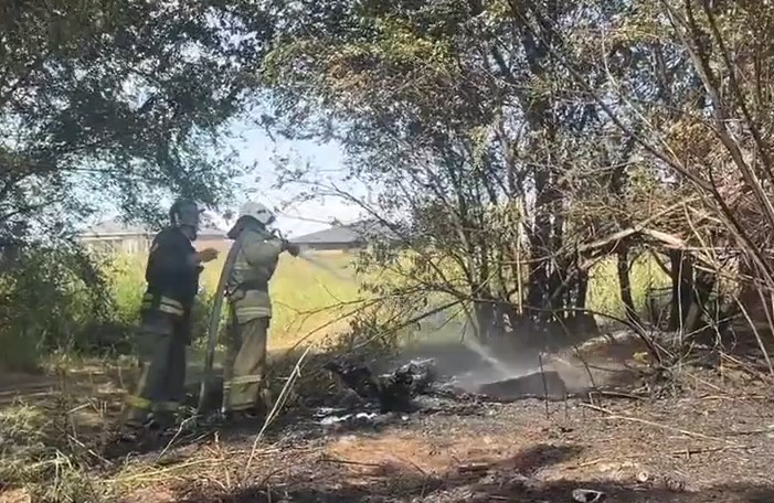 На юге Астраханской области почти пять часов тушили мусорный пожар