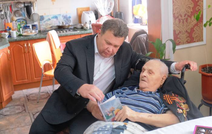 Игорь Редькин вручил юбилейную медаль ветерану ВОВ Ивану Борисенко