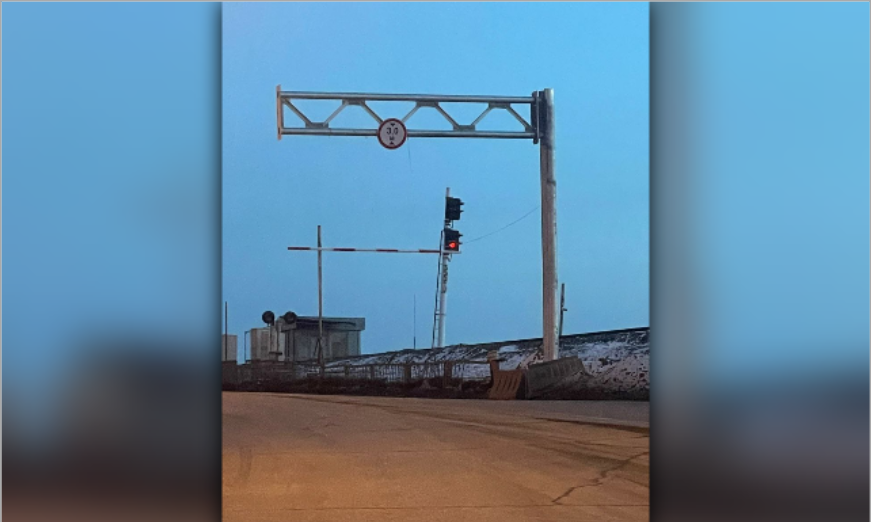 На астраханском мосту установили рамку-ограничитель для транспорта 