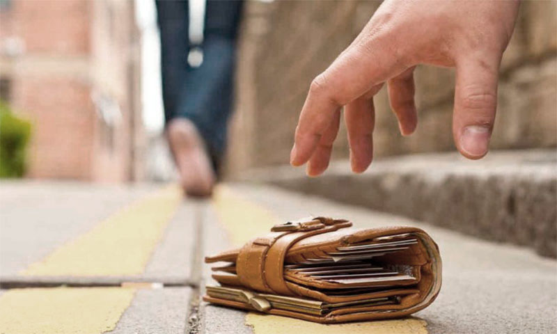 Не дельный обзор. Астраханцам кошелек с деньгами не подбрасывали. Жаль…