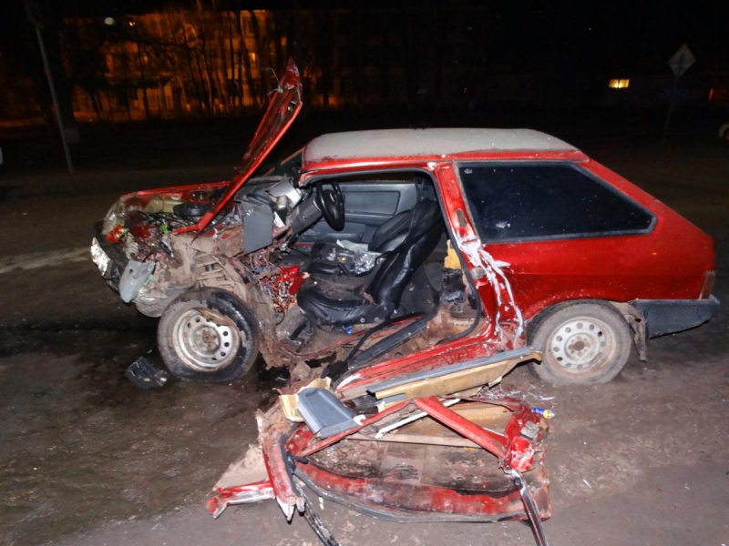 В Астрахани в лобовом столкновении автомобилей пострадали трое