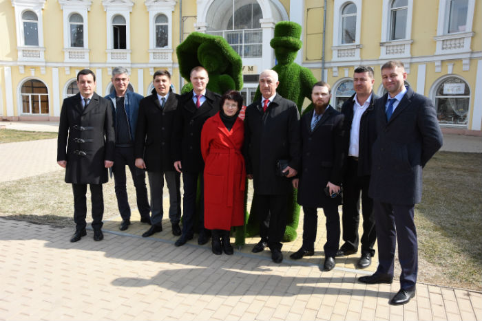 Напротив Братского сада встали зеленые Дама и Джентльмен
