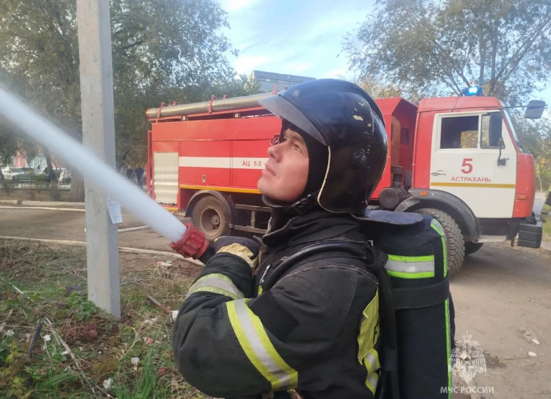 В Астрахани тушат крупный пожар на Оленегорской