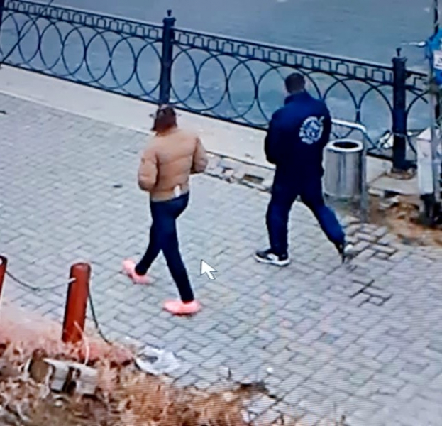 Астраханская парочка похитила забор на Набережной ради бутылки пива (ВИДЕО)