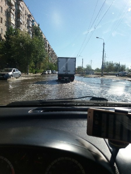 В Астрахани затопило целую улицу