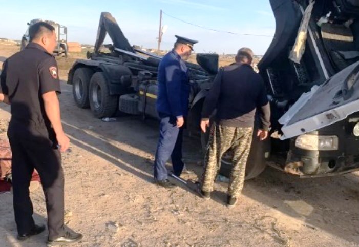 В астраханском райцентре насмерть придавило водителя грузовика