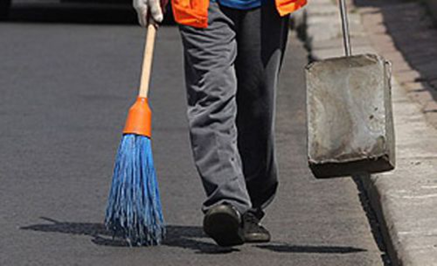 Астраханец, забывший про штраф, вместо поездки в Казахстан будет мести улицы