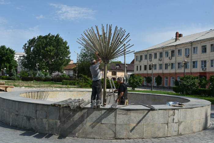 В Астрахани готовятся к запуску фонтанов