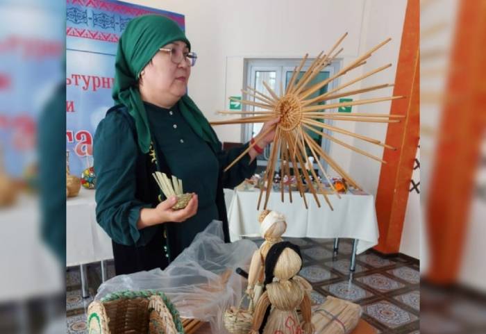 Астраханцы изготовили сувениры из рогоза, камыша и горлянки